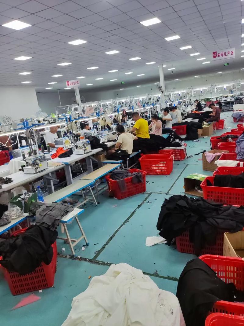 仙桃泓萬服飾 自產(chǎn)自銷工廠優(yōu)勢，爆款棉衣返單熱銷